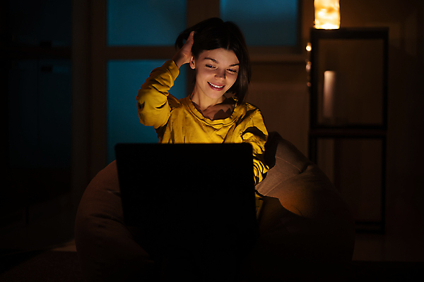 포토 JPG 해외이미지 백인 학생 라이프스타일 여자 교육 얼굴 인터넷 비즈니스 아파트 주택 갈색머리 실내 한명 미소 앉기 10대 파란색 노트북 빛 컴퓨터 노란색 디지털 공책 웹 꿈 업무 야간 저녁 온라인 해외포토 자연요소 서양인 1 헤어스타일 컬러 모션 청소년 문구용품 표정 사람 내부 건물 생활 신체부위 전자제품 작업 파일형식 이미지허브