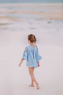 포토 JPG 해외이미지 주간 전신 백인 여자 수영복 어린이 여행 휴식 한명 해변 야외 뒷모습 여름휴가 바캉스 걷기 산책 소녀한명만 해외포토 자연요소 서양인 1 옷 바다 뷰포인트 컨셉 모션 휴가 사람 여자한명만 소녀만 파일형식 여름_계절 이미지허브