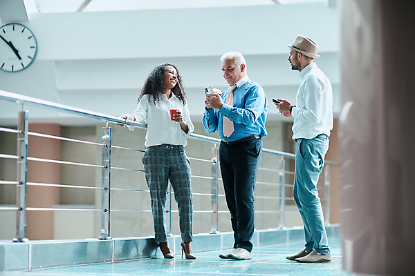 포토 JPG 해외이미지 라이프스타일 응시 여자 남자 커피 컨셉 비즈니스 사업가 통신 성공 모바일 설계 세포 함께함 실내 대화 서기 성인 세명 스마트폰 핸드폰 사무실 잡기 비즈니스맨 비즈니스우먼 센터 메시지 우아함 대표 종업원 전화기 스마트 동료 경영자 온라인 단절 카피스페이스 해외포토 직업 시선 음료 관계 모션 말하기 사람 내부 생활 전자제품 스마트기기 공백 직장인 리더 파일형식 이미지허브