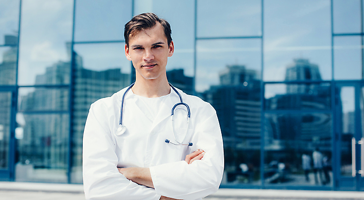 포토 JPG 해외이미지 직업 컨셉 유니폼 청진기 거리 건강 병원 한명 서기 사람 시험 환자 의사 흰색 긴급 도시 업무 도움 자신감 구급차 구조원 직원 서비스 문서 약속 보안 문제 돌봄 심각 카피스페이스 해외포토 1 옷 교육 감정 컬러 의학 의료기기 모션 자동차 안전 공백 의료진 작업 파일형식 이미지허브