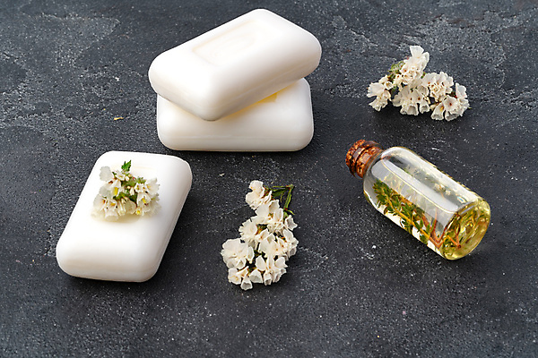 포토 JPG 해외이미지 꽃 회색배경 유리병 실내 사람없음 뷰티 오브젝트 비누 해외포토 식물 백그라운드 병_용기 내부 위생용품 회색 파일형식 이미지허브