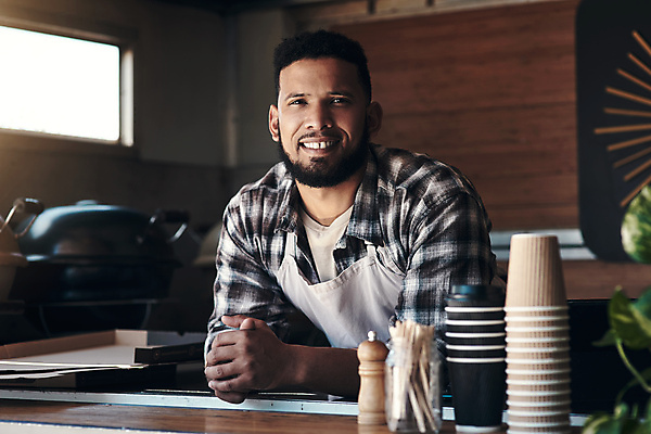포토 JPG 해외이미지 응시 남자 사업가 성공 한명 웃음 성인 앞모습 상점 기댐 카페 사장 직원 자영업 성인남자한명만 소상공인 해외포토 직업 1 시선 뷰포인트 컨셉 비즈니스 모션 표정 사람 경제 상인 남자한명만 성인남자만 파일형식 이미지허브