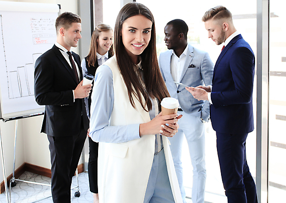 포토 JPG 해외이미지 백인 모델 직업 1 학생 응시 여자 행복 얼굴 백그라운드 비즈니스 사업가 성공 갈색머리 함께함 미소 사람 여러명 사무실 뷰티 유행 흰색 업무 자신감 종업원 동료 리더 긍정 내추럴 경영 스타일 대리인 전경 해외포토 서양인 헤어스타일 시선 감정 컬러 다수 컨셉 관계 표정 풍경 신체부위 작업 파일형식 탑뷰 이미지허브