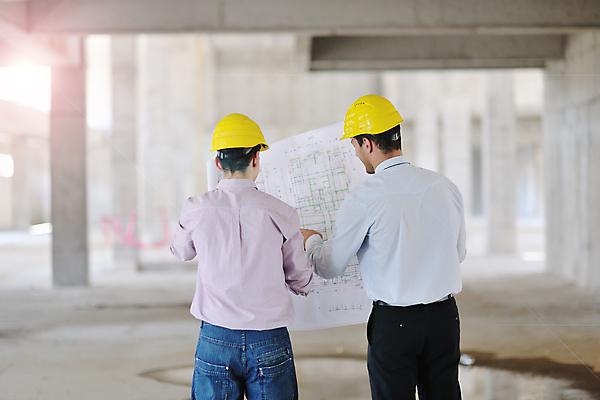 포토 JPG 해외이미지 응시 남자 건축 건설업 들기 상반신 성인 두명 뒷모습 건설현장 설계도 가리킴 비즈니스맨 엔지니어 안전모 건축가 성인남자만 해외포토 직업 시선 산업 뷰포인트 비즈니스 모션 사람 손짓 직장인 기술자 헬멧 안전장비 남자만 성인만 파일형식 이미지허브