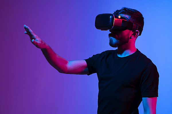 포토 JPG 해외이미지 남자 한명 손짓 상반신 성인 옆모습 손들기 스마트 하이테크 손뻗기 착용 웨어러블 가상현실 성인남자한명만 오큘러스 VR기기 해외포토 1 뷰포인트 컨셉 모션 기술 사람 기계 남자한명만 성인남자만 파일형식 이미지허브