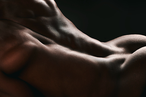 포토 JPG 해외이미지 남자 검은배경 실내 한명 근접촬영 상반신 성인 뒷모습 근육질 등근육 성인남자한명만 해외포토 1 뷰포인트 백그라운드 근육 사람 내부 검은색 몸매 남자한명만 성인남자만 파일형식 이미지허브