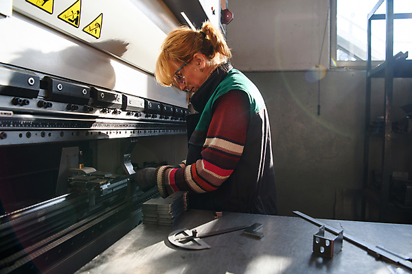 포토 JPG 해외이미지 여자 산업 공장 실내 한명 상반신 성인 옆모습 기계 장비 작업 성인여자한명만 해외포토 1 뷰포인트 공업 사람 내부 여자한명만 성인여자만 파일형식 이미지허브