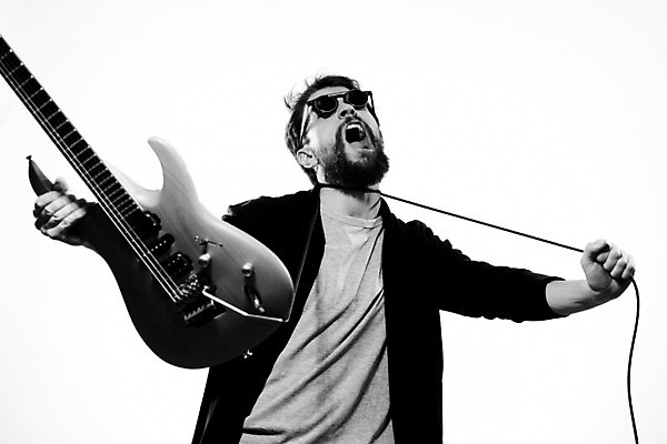 포토 JPG 해외이미지 남자 연주 흑백 한명 들기 상반신 성인 앞모습 선글라스 외침 기타 기타리스트 로큰롤 락스타 조르기 성인남자한명만 해외포토 1 안경 음악 뷰포인트 모션 현악기 촬영기법 사람 소리 연주자 남자한명만 성인남자만 파일형식 이미지허브