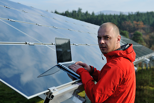포토 JPG 해외이미지 주간 남자 한명 상반신 성인 야외 옆모습 노트북 반사 타이핑 태양에너지 집열판 성인남자한명만 해외포토 자연요소 1 뷰포인트 사람 전자제품 그린에너지 남자한명만 성인남자만 파일형식 이미지허브