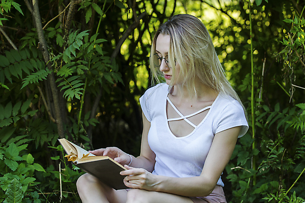 포토 JPG 해외이미지 나무 백인 학생 라이프스타일 공원 여자 교육 안경 자연 휴식 한명 미소 앉기 초원 야외 책 초록색 여름 학습 스터디 금발 태양 뷰티 자유 나뭇가지 잡기 읽기 문학 추적 해외포토 자연요소 서양인 식물 1 헤어스타일 잡화 계절 공공시설 컬러 컨셉 모션 표정 사람 생활 생태계 파일형식 이미지허브
