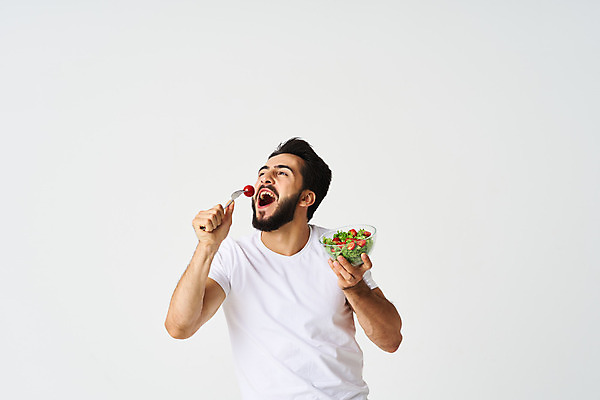 포토 JPG 해외이미지 백인 라이프스타일 접시 응시 남자 행복 음식 백그라운드 티셔츠 다이어트 채소 유리 오이 수염 건강 요리 한명 서기 사람 성인 내부 가로 초록색 카메라 주방 요리사 샐러드 흰색 신선 잡기 최고 상추 먹기 준비 싱글 에코 고립 영양분 채식주의자 해로움 해외포토 서양인 직업 1 식기 시선 감정 컬러 컨셉 셔츠 모션 재질 생활 전자제품 환경 채식 파일형식 이미지허브