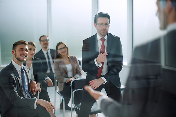 포토 JPG 해외이미지 직업 남자 컨셉 의자 비즈니스 사업가 창문 유리 회의 아이디어 말하기 사람 앉기 여러명 스터디 사무실 모임 무대 홀 그룹 작업실 정상 전시회 스마트 보고서 경영자 일반 세미나 조언 줄서기 포럼 브레인스토밍 해외포토 가구 다수 모션 재질 학습 전시 공간 토론 리더 파일형식 이미지허브