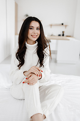 포토 JPG 해외이미지 백인 라이프스타일 응시 여자 행복 여유 백그라운드 아침 휴식 아파트 주택 실내 한명 사람 앉기 성인 가로 뷰티 방 침대 우아함 긍정 리빙 스타일 안락 해외포토 주간 서양인 1 시선 감정 가구 컨셉 모션 내부 건물 생활 파일형식 이미지허브