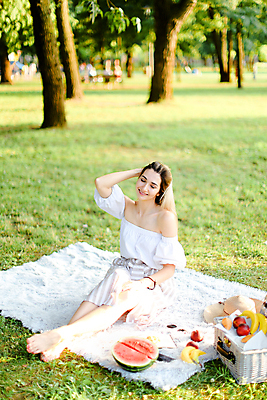 포토 JPG 해외이미지 주간 전신 백인 긴머리 공원 여자 행복 휴식 수박 따뜻함 한명 앉기 성인 야외 앞모습 금발 소풍 성인여자한명만 해외포토 자연요소 서양인 1 헤어스타일 공공시설 감정 뷰포인트 컨셉 과일 모션 사람 야외활동 여자한명만 성인여자만 파일형식 이미지허브