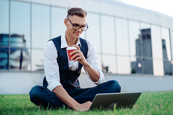 포토 JPG 해외이미지 직업 라이프스타일 남자 컨셉 셔츠 인터넷 비즈니스 통신 자연 성공 한명 사람 앉기 잔디 성인 야외 건물 노트북 컴퓨터 고층빌딩 자유 잡기 도시 작업 비즈니스맨 자신감 네트워크 사이버 무선전화기 집중 경영자 경영 독립 생태학 카피스페이스 해외포토 식물 1 건축물 교육 감정 상의 모션 빌딩 생활 전자제품 공백 직장인 전화기 리더 생태계 파일형식 이미지허브
