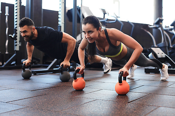 포토 JPG 해외이미지 전신 커플 여자 남자 백그라운드 함께함 건강 성인 두명 옆모습 운동복 운동기구 아령 헬스장 잡기 누름 보디빌더 팔굽혀펴기 성인만 버티다 해외포토 옷 뷰포인트 컨셉 관계 모션 사람 운동 헬스 보디빌딩 파일형식 이미지허브