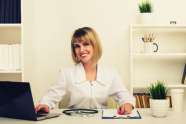 포토 JPG 해외이미지 응시 여자 행복 포즈 손가락 청진기 탁자 노동자 건강 병원 한명 미소 앉기 노트북 컴퓨터 사무실 약 카메라 우주 방 환자 간호사 의사 코트 가리킴 자신감 질병 책상 서비스 예방 방문 외과 온라인 보험 돌봄 주목 표현성 해외포토 직업 1 손 시선 감정 가구 비즈니스 의학 의료기기 모션 표정 사람 손짓 전자제품 외투 의료진 파일형식 이미지허브