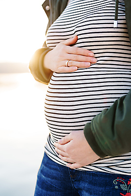포토 JPG 해외이미지 백인 손가락 포옹 엄마 관리 한명 해변 야외 부모 햇빛 희망 재킷 임산부 임신 청바지 반지 출산 기다림 닫기 해외포토 서양인 1 손 감정 바다 장신구 바지 가족 안기 모션 사람 태양 외투 파일형식 이미지허브