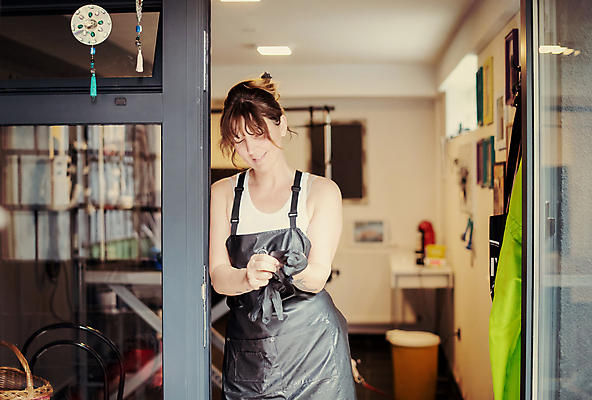 포토 JPG 해외이미지 응시 여자 장갑 실내 한명 상반신 성인 앞모습 아웃포커스 문 기댐 앞치마 애견미용 애견미용사 성인여자한명만 해외포토 1 시선 잡화 뷰포인트 모션 촬영기법 사람 내부 뷰티 미용사 여자한명만 성인여자만 파일형식 이미지허브
