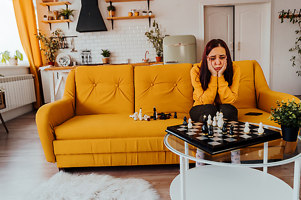 포토 JPG 해외이미지 여자 스포츠 가정 청소년 놀이 휴식 갈색머리 실내 한명 사람 앉기 경기 취미 가로 소파 경쟁 기쁨 방 도전 짜증 게임 도박 체스 불안 고민 싸움 패배 전략 백자 적자 해외포토 1 헤어스타일 감정 컨셉 의자 모션 내부 도자기 파일형식 이미지허브