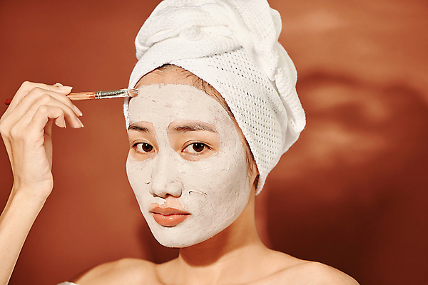 포토 JPG 해외이미지 응시 여자 실내 두건 한명 들기 동양인 상반신 성인 옆모습 수건 뷰티 피부관리 바르기 팩 머드팩 성인여자한명만 갈색배경 해외포토 1 시선 뷰포인트 백그라운드 모션 사람 인종 내부 위생용품 갈색 화장품 여자한명만 성인여자만 파일형식 이미지허브