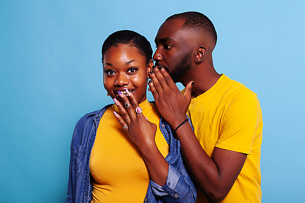 포토 JPG 해외이미지 여자 남자 상반신 성인 두명 옆모습 놀람 비밀 귓속말 입가림 성인만 해외202004 해외포토 감정 뷰포인트 컨셉 표정 사람 가림 파일형식 이미지허브