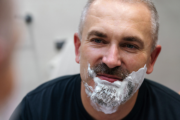 포토 JPG 해외이미지 백인 라이프스타일 응시 남자 행복 얼굴 백그라운드 신체 가정 아침 수염 주택 실내 건강 한명 사람 성인 일상 가로 뷰티 거품 거울 욕실 신선 피부 크림 피부관리 준비 면도 면도기 몸단장 돌봄 바디케어 위생관리 남자한명만 성인만 해외포토 주간 서양인 1 시선 감정 모션 관리 내부 건물 라이프 생활 신체부위 위생용품 남자만 파일형식 이미지허브