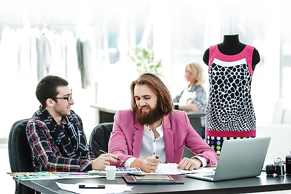 포토 JPG 해외이미지 직업 손 디자인 옷 산업 2 일러스트 비즈니스 탁자 직장 실내 창조 미술 사람 앉기 그래픽 장식 세명 스마트폰 사무실 펜 유행 스크린 직물 업무 작업 작업실 디자이너 스케치 책상 재단 스타일 해외포토 가구 회사 모션 문화예술 내부 신체부위 핸드폰 스마트기기 필기구 파일형식 이미지허브