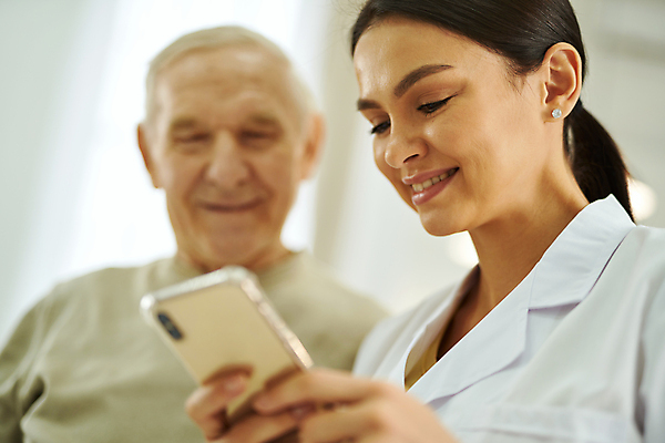 포토 JPG 해외이미지 라이프스타일 할아버지 유니폼 모바일 아파트 주택 실내 건강 미소 사람 내부 두명 스마트폰 핸드폰 스크린 간호사 의사 실험복 도움 긍정 보험 돌봄 지원 헬프 노화 카피스페이스 해외포토 옷 노년 남자 컨셉 모션 표정 건물 생활 전자제품 스마트기기 공백 의료진 가운 파일형식 이미지허브