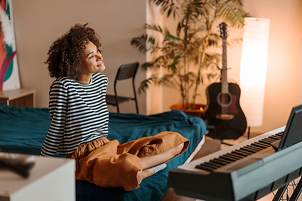 포토 JPG 해외이미지 전신 여자 여유 휴식 실내 한명 웃음 앉기 성인 옆모습 음악가 즐거움 작곡가 전자피아노 성인여자한명만 해외포토 직업 1 감정 음악 뷰포인트 컨셉 모션 표정 사람 내부 피아노 여자한명만 성인여자만 파일형식 이미지허브