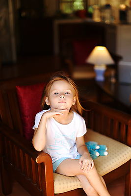 포토 JPG 해외이미지 백인 여자 유럽 어린이 거실 의자 맨발 휴식 주택 실내 한명 사람 앉기 내부 목재 장난감 갈색 방 흰색 램프 편안함 만족 해외포토 서양인 나무 1 감정 나라 컬러 가구 컨셉 재료 모션 발 조명 건물 감각 파일형식 이미지허브