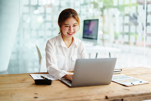 포토 JPG 해외이미지 여자 비즈니스 한명 미소 앉기 동양인 상반신 성인 앞모습 노트북 비즈니스우먼 성인여자한명만 해외포토 1 뷰포인트 모션 표정 사람 인종 전자제품 직장인 여자한명만 성인여자만 파일형식 이미지허브