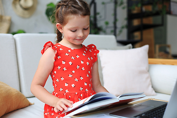 포토 JPG 해외이미지 백인 응시 여자 어린이 한명 들기 상반신 옆모습 아웃포커스 책 소파 독서 소녀한명만 내려보기 해외포토 서양인 1 시선 뷰포인트 의자 모션 촬영기법 사람 여자한명만 소녀만 파일형식 이미지허브