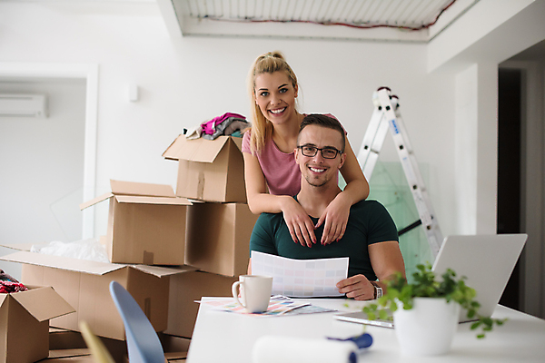 포토 JPG 해외이미지 부부 여자 남자 행복 화분 화초 사다리 안기 사랑 들기 상반신 성인 두명 앞모습 컵 노트북 상자 책상 문서 이삿짐 성인만 해외포토 식물 식기 커플 감정 뷰포인트 가구 모션 사람 전자제품 도구 이사 파일형식 이미지허브