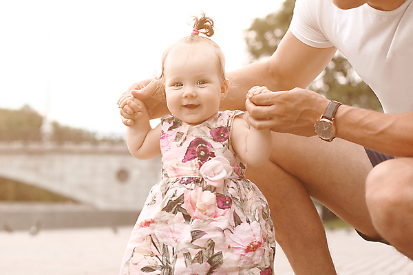 포토 JPG 해외이미지 주간 여자 남자 함께함 웃음 상반신 성인 야외 두명 앞모습 옆모습 손잡기 육아 아기 즐거움 놀기 부녀 해외포토 자연요소 딸 감정 뷰포인트 컨셉 가족 모션 표정 사람 아빠 파일형식 이미지허브