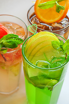 포토 JPG 해외이미지 오렌지 잔 실내 사람없음 아웃포커스 얼음 민트 자몽 흰배경 라임 아이스티 이쑤시개장식 해외포토 자연요소 식기 음료 백그라운드 과일 촬영기법 내부 장식 흰색 허브 이쑤시개 파일형식 이미지허브