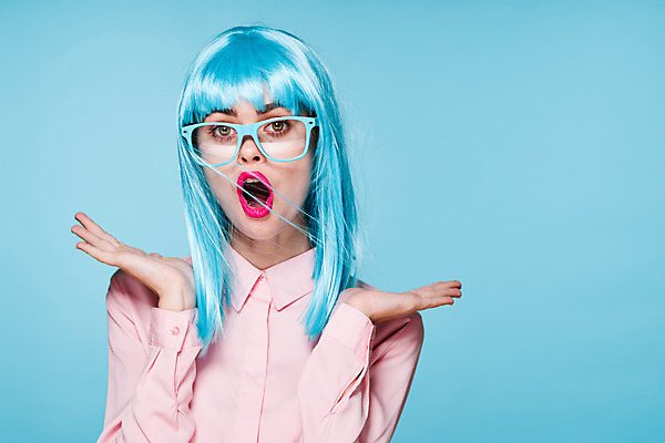 포토 JPG 해외이미지 여자 하늘색 입벌림 한명 상반신 성인 앞모습 가발 감탄 성인여자한명만 안경낌 힙스터 해외포토 1 패션 안경 뷰포인트 표정 사람 파란색 여자한명만 성인여자만 파일형식 이미지허브