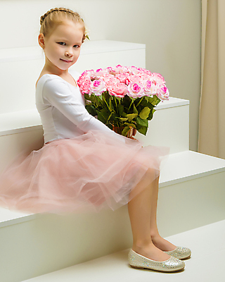 포토 JPG 해외이미지 백인 드레스 계절 여자 꽃 딸 행복 어린이 분홍색 꽃다발 백그라운드 자연 휴가 선물 한명 사람 빨간색 초록색 금발 뷰티 봄 튤립 벚꽃 흰색 축하 표현 신선 잡기 생일 달콤 작음 다발 순수 주기 고립 해외포토 서양인 식물 1 헤어스타일 옷 기념일 감정 컬러 컨셉 가족 모션 맛 크기 생태계 파일형식 이미지허브