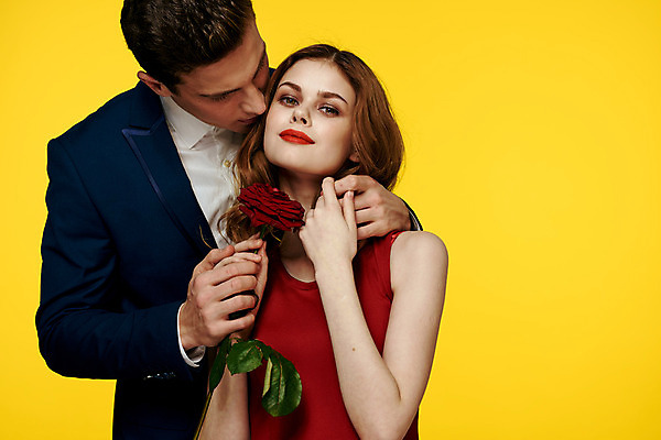 포토 JPG 해외이미지 백인 커플 여자 남자 포옹 들기 상반신 성인 두명 장미 낭만 우아함 성인만 해외포토 서양인 꽃 컨셉 관계 안기 모션 사람 파일형식 이미지허브