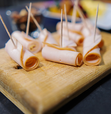 포토 JPG 해외이미지 음식 조각 백그라운드 다이어트 재료 탁자 표면 도마 건강 돼지고기 요리 사람없음 목재 주방 검은색 신선 맛 자르기 굽기 오브젝트 햄 롤 내추럴 단백질 핸드메이드 맛있는 해외포토 나무 컬러 가구 컨셉 모션 주방용품 육류 구이 영양소 파일형식 이미지허브