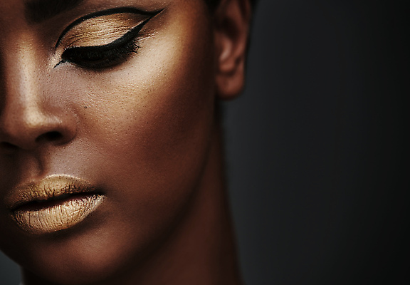 포토 JPG 해외이미지 여자 얼굴 무표정 한명 성인 뷰티 눈감음 금색 반쪽 성인여자한명만 해외포토 1 감정 컬러 모션 표정 사람 신체부위 여자한명만 성인여자만 파일형식 이미지허브