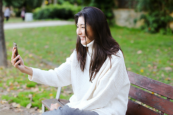 포토 JPG 해외이미지 나무 1 학생 응시 공원 여자 행복 포즈 인터넷 자연 말하기 대화 한명 동양인 성인 야외 스마트폰 뷰티 유행 일본 흰색 표현 서핑 우아함 닫기 내추럴 채팅 스타일 해외포토 식물 시선 공공시설 감정 아시아 컬러 컨셉 모션 사람 인종 핸드폰 스마트기기 수상스포츠 생태계 파일형식 이미지허브