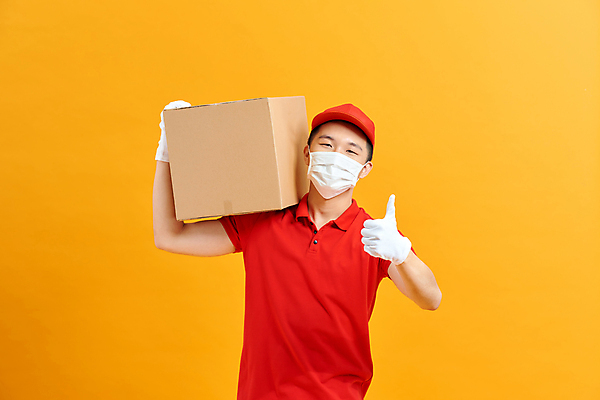 포토 JPG 해외이미지 응시 남자 장갑 실내 마스크 한명 들기 동양인 상반신 성인 앞모습 최고 택배기사 배달원 배송 택배 택배상자 노란배경 성인남자한명만 코로나바이러스 비대면서비스 생활방역 델타변이바이러스 오미크론 해외포토 직업 1 시선 잡화 뷰포인트 백그라운드 모션 사람 인종 내부 상자 노란색 운송업 바이러스 서비스 방역 남자한명만 성인남자만 파일형식 언택트 이미지허브