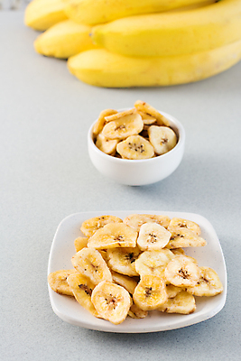 포토 JPG 해외이미지 전통 접시 음식 조각 백그라운드 다이어트 과일 재료 자연 건조 바나나 건강 사람없음 세로 노란색 튀김 신선 원형 사발 달콤 맛 인도인 다발 컵받침 유기농 날것 슬라이스 흙더미 내추럴 짠맛 채식주의자 해로움 탈수 많음 카피스페이스 맛있는 해외포토 도형 외국인 식기 웰빙 컬러 컨셉 동양인 흙 공백 사기그릇 받침대 생태계 채식 파일형식 더미 이미지허브