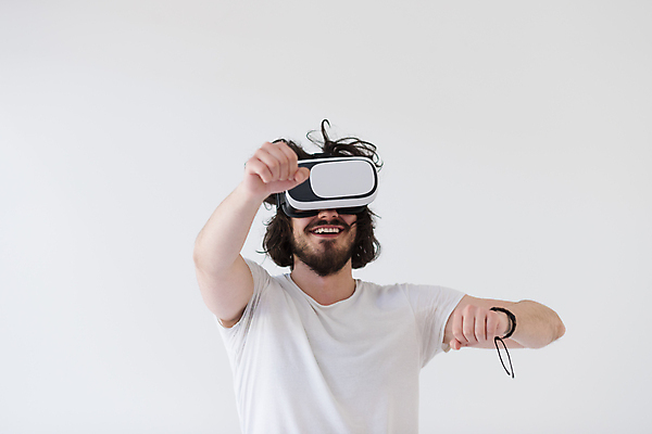 포토 JPG 해외이미지 남자 미래 한명 손짓 상반신 성인 앞모습 흰색 성인남자한명만 VR기기 해외포토 1 뷰포인트 컬러 컨셉 모션 사람 기계 가상현실 남자한명만 성인남자만 파일형식 이미지허브