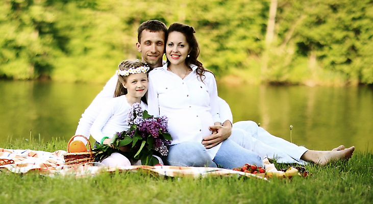 포토 JPG 해외이미지 백인 라이프스타일 공원 여자 남자 딸 행복 어린이 가족 엄마 함께함 건강 미소 사람 소년 성인 세명 여름 뷰티 소풍 희망 임신 아기 아빠 해외포토 서양인 계절 공공시설 감정 컨셉 관계 표정 생활 야외활동 파일형식 이미지허브