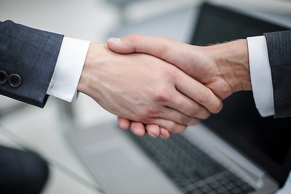 포토 JPG 해외이미지 손 비즈니스 협력 악수 실내 협상 아웃포커스 신체부위 해외포토 촬영기법 사람 손짓 내부 파일형식 이미지허브