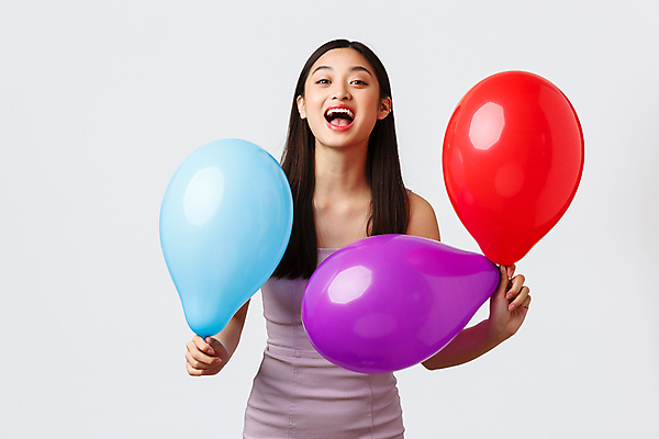 포토 JPG 해외이미지 여자 한명 미소 동양인 상반신 성인 앞모습 잡기 흰배경 풍선 성인여자한명만 해외포토 1 뷰포인트 백그라운드 모션 표정 사람 인종 흰색 여자한명만 성인여자만 파일형식 이미지허브