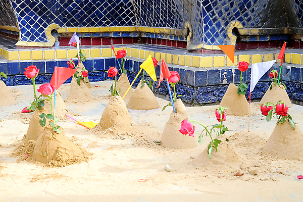 포토 JPG 해외이미지 전통 디자인 꽃 아시아 종교 문화 모래 여행 백그라운드 불교 태국 휴가 새로움 미술 사람 동양인 사람없음 야외 장식 컬러풀 장미 믿음 탑 축제 흰색 기도 축하 깃발 사찰 그룹 재산 연도 심볼 숭배 신앙심 해외포토 식물 건축물 감정 나라 컬러 컨셉 종교건축 문화예술 인종 금융 파일형식 이미지허브