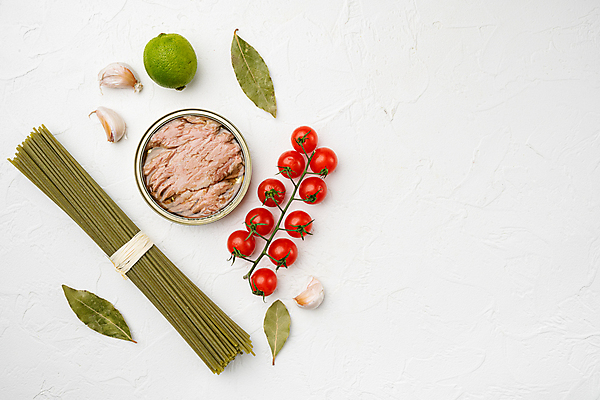포토 JPG 해외이미지 식재료 방울토마토 실내 사람없음 하이앵글 흰배경 라임 스파게티면 월계수 참치캔 파스타면 카피스페이스 해외포토 뷰포인트 백그라운드 토마토 과일 파스타 내부 공백 흰색 면류 캔 파일형식 이미지허브